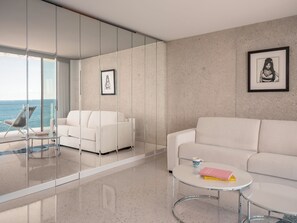 Suite familiar, terrassa, vistes al mar | Sala d'estar | Televisor de pantalla plana de 90 cm amb canals per cable 