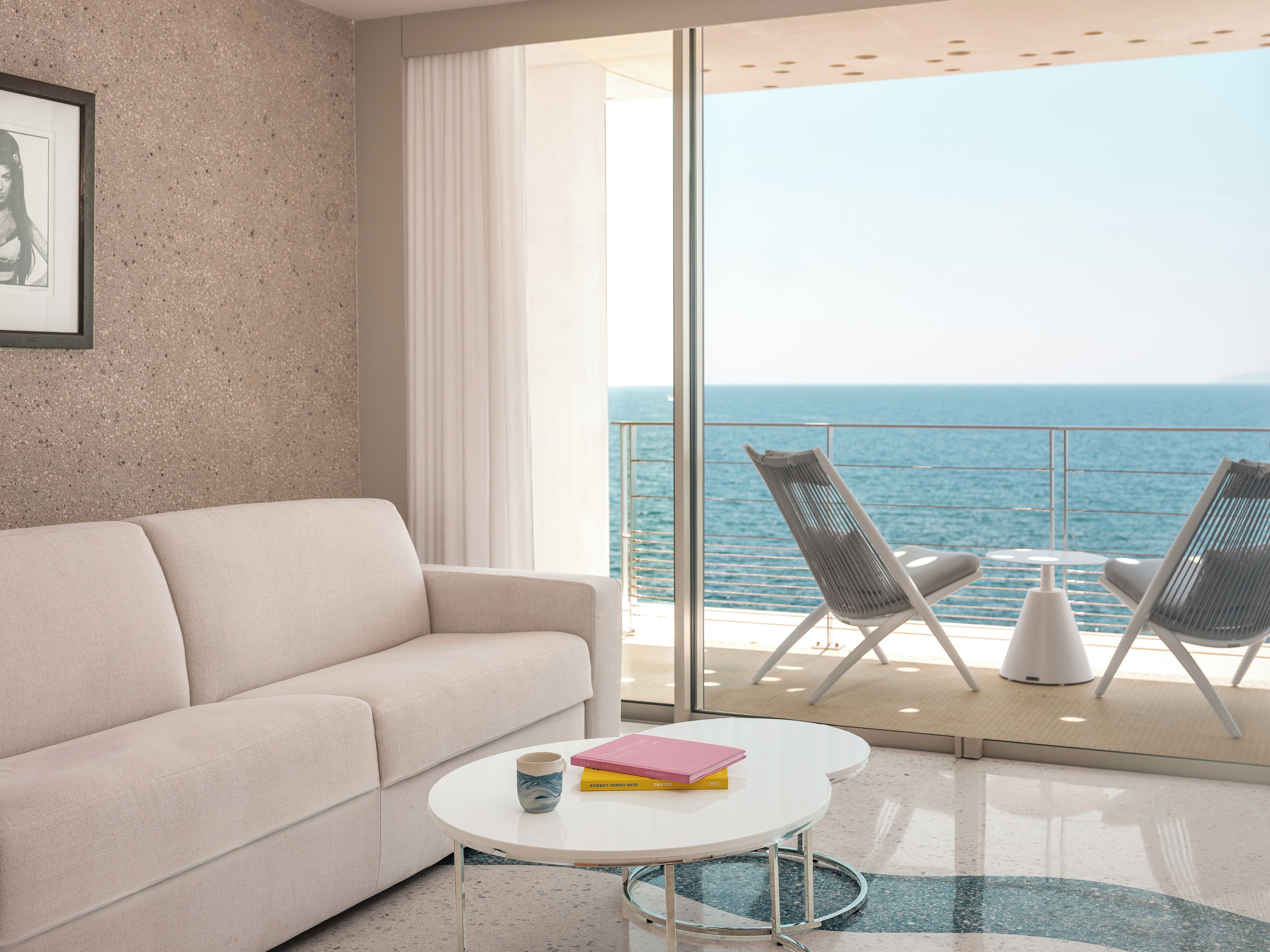 ห้องพรีเมียร์สว ีท, เตียงคิงไซส์ 1 เตียง, ระเบียง, วิวทะเล | บริเวณนั่งเล่น | ทีวีจอแบน 90 ซม. พร้อมช่องเคเบิล