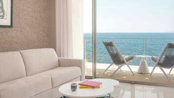 Suite Premier, 1 cama de matrimonio grande, balcón, vistas al mar | Zona de estar | Televisión de pantalla plana de 90 cm con canales por cable