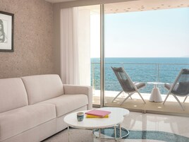 Suite Prestige, 1 très grand lit et 1 canapé-lit, balcon, vue mer | Coin séjour | Télévision à écran plat de 90 cm avec chaînes par câble