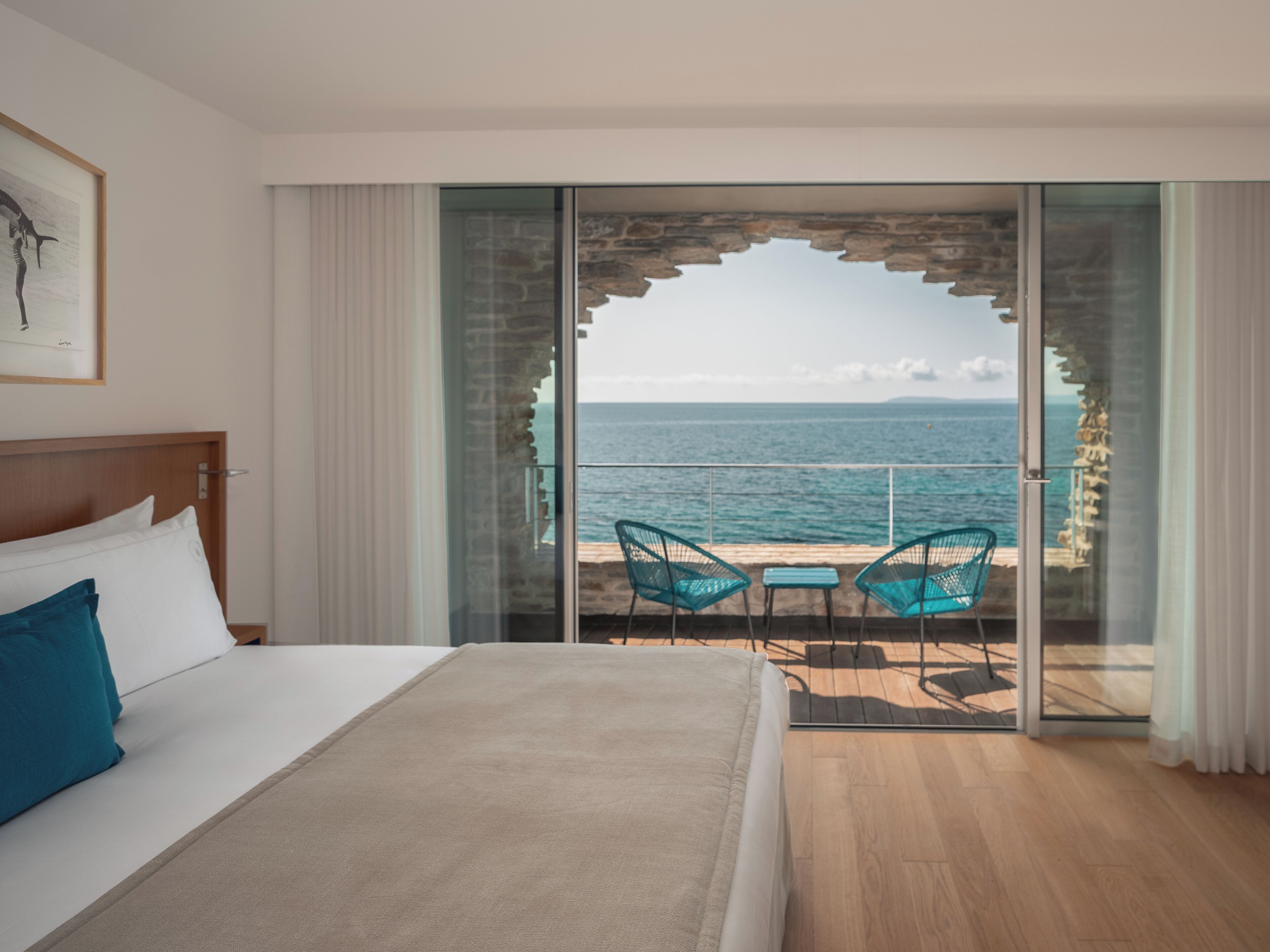 Minibar, coffres-forts dans les chambres, rideaux occultants