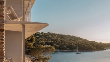 Una piscina cubierta, una piscina al aire libre, tumbonas