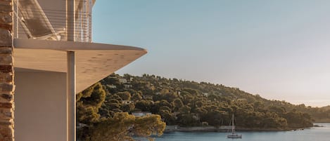 Piscine couverte, piscine extérieure, chaises longues