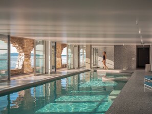 Indoor pool, outdoor pool, pool loungers - Hôtel Les Roches – Relais & Châteaux (Le Lavandou)