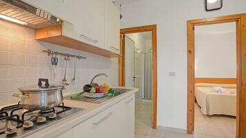 Fridge, oven, stovetop, coffee/tea maker