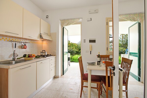Fridge, oven, stovetop, coffee/tea maker