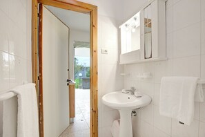 Shower, hair dryer, bidet, towels