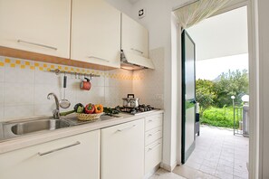 Fridge, oven, stovetop, coffee/tea maker