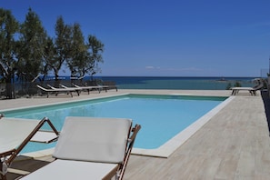 สระว่ายน้ำกลางแจ้งเปิดตามฤดูกาล