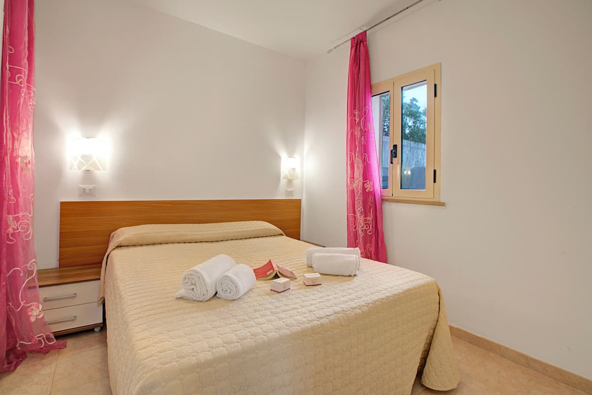 1 bedroom, bed sheets