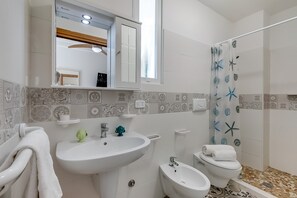 Appartement Familial, plusieurs chambres (Stella Marina Apartment 4) | Salle de bain