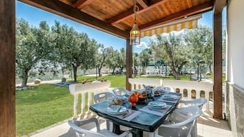 Familieleilighet, flere soverom (Stella Marina Apartment 8) | Utendørsservering