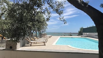 Una piscina al aire libre de temporada