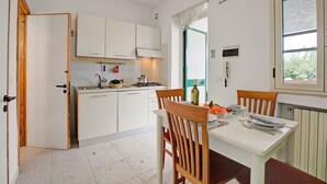 Fridge, oven, stovetop, cookware/dishes/utensils - Stella Marina Apartment 2 (Vieste)