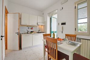 Kühlschrank, Ofen, Herdplatte, Kochgeschirr/Geschirr/Besteck