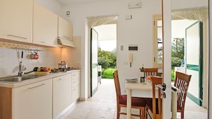 Fridge, oven, stovetop, cookware/dishes/utensils - Stella Marina Apartment 2 (Vieste)