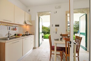 Kühlschrank, Ofen, Herdplatte, Kochgeschirr/Geschirr/Besteck