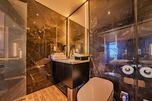 Dusche, Bidet, Handtücher, Seife
