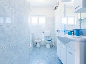 Apartment (Three Bedrom Apartment With Terrace) | Bathroom | Shower, towels - Spacious Zadar Apartments Near Beach (Zadar)