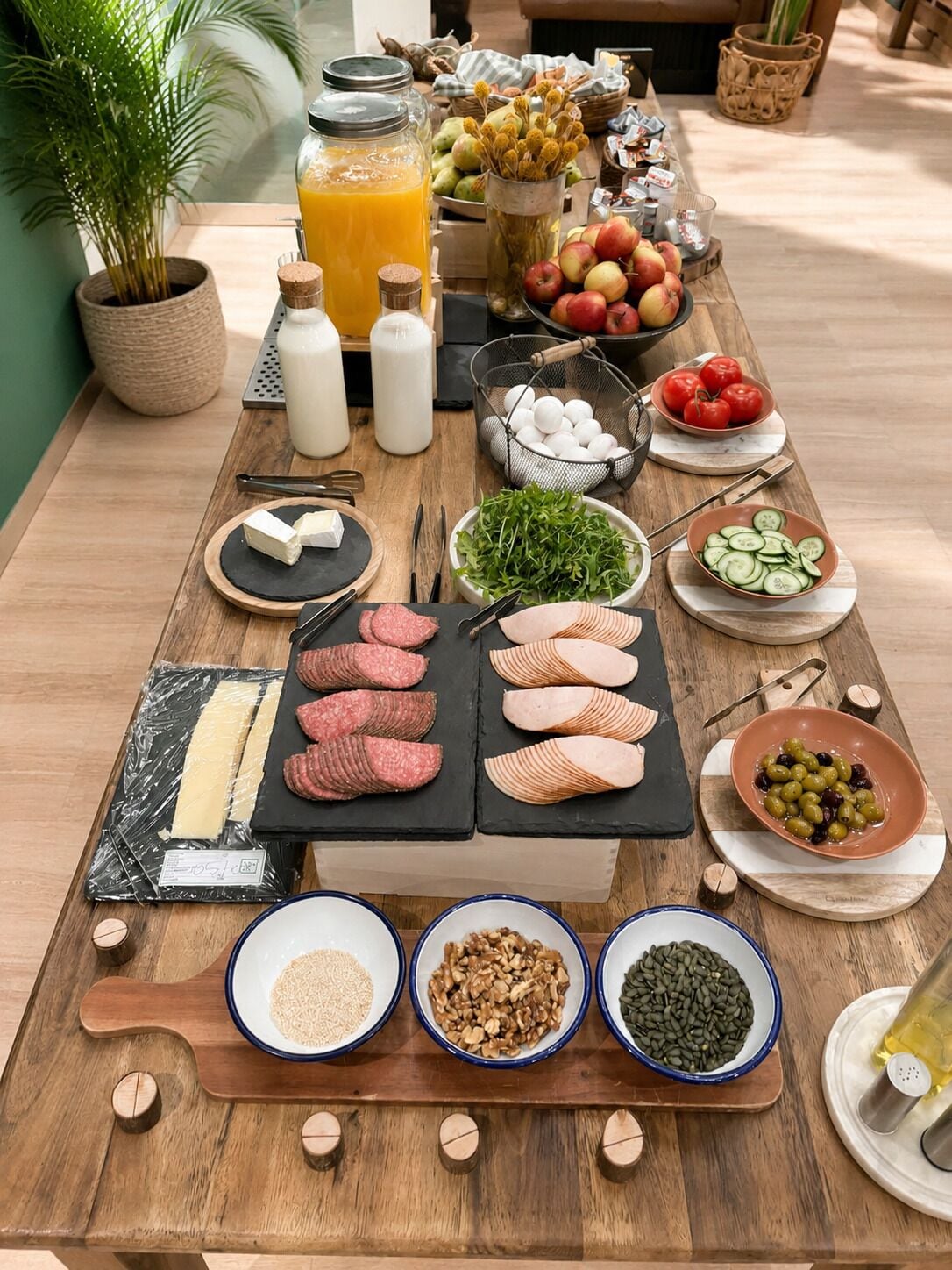 Ein Frühstücksbuffet mit verschiedenen Speisen und Beilagen.