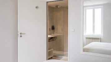 Een douche, zeep, shampoo, toiletpapier