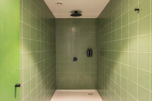 Shower, towels, soap, shampoo - Latroupe Grand Place (Brussels)