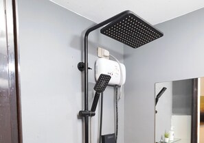 Deluxe Twin Room | Bathroom shower - mySTAY BGC North (Makati)