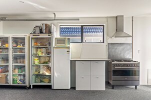 Frigobar, microondas, utensilios de cocina