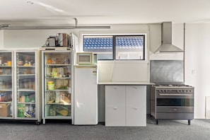 Minijääkaappi, mikroaaltouuni, keittoastiat/astiat/ruokailuvälineet