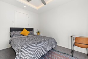 Escritorio, wifi gratis y ropa de cama 