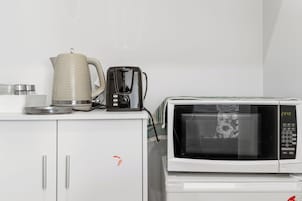 Frigobar, microondas, utensilios de cocina