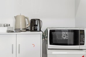Standard dubbelrum - privat badrum | Eget kök | Minikylskåp, mikrovågsugn och grytor/köksredskap