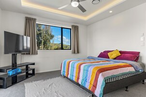 Escritorio, wifi gratis y ropa de cama 
