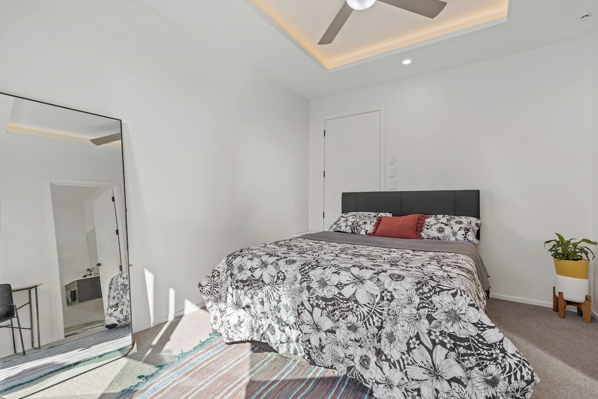 Desk, WiFi (free), bed sheets