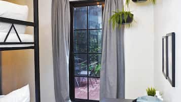 Suite | Meja, ruang kerja komputer riba, langsir/tirai gelap terus