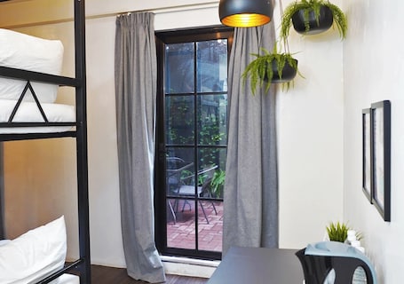 Escritorio, espacio para trabajar con laptop y cortinas blackout