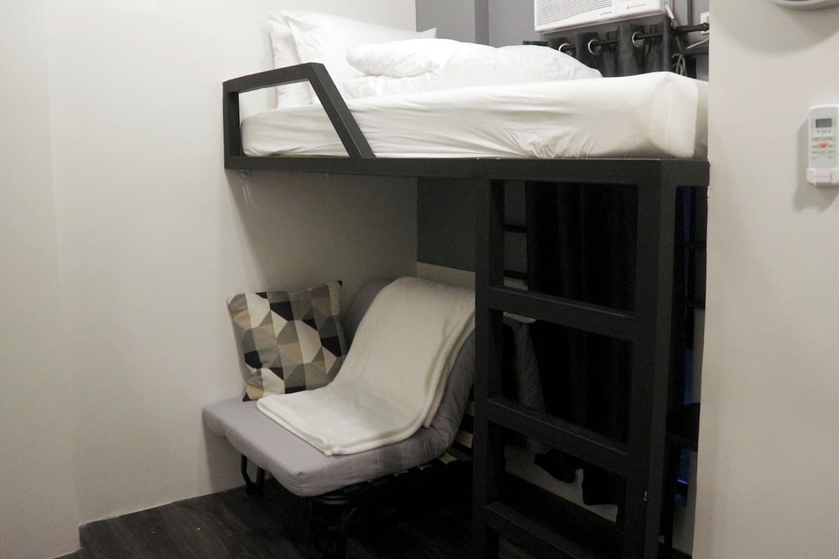 Loft Bunk Room | Escrivaninha, espaço de trabalho para notebook, cortinas blackout