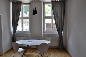 Comfort Studio | In-room dining