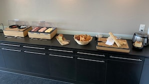 Ein reichhaltiges Buffet mit verschiedenen Speisen und einem Toaster auf einer Theke.
