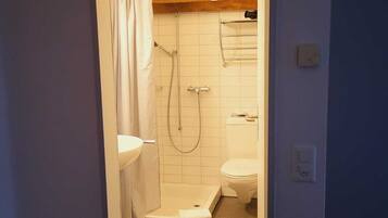 Comfort Studio | Bathroom | Hair dryer, towels, soap, shampoo