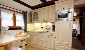 Kühlschrank, Mikrowelle, Herdplatte, Wasserkocher mit Kaffee-/Teezubehör