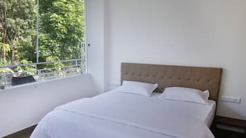 Quarto casal luxo, sacada, vista para o jardim | Espaço de trabalho para notebook, quartos à prova de som