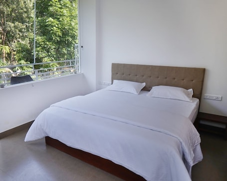 Deluxe Double Room, Balcony, Garden View | Laptop workspace, soundproofing