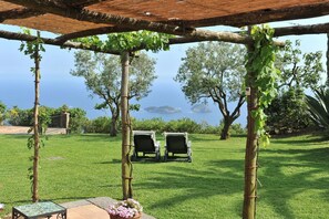 Property grounds - Villa in Sorrento with 6 bedrooms sleeps 12 (Sorrento)