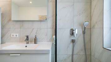 Dusche, Haartrockner, Handtücher