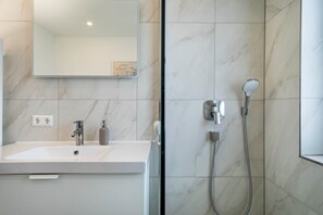 Douche, sèche-cheveux, serviettes fournies