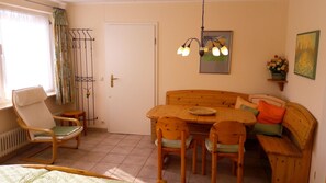 1 bedroom, free WiFi, bed sheets - Apartment 'Lotte Und Helmut Klanner' with Shared Terrace, Shared Garden and Wi-Fi (Daisendorf)