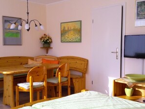Dining - Apartment 'Lotte Und Helmut Klanner' with Shared Terrace, Shared Garden and Wi-Fi (Daisendorf)