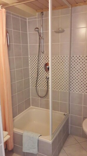 Shower, hair dryer, towels - Apartment 'Lotte Und Helmut Klanner' with Shared Terrace, Shared Garden and Wi-Fi (Daisendorf)