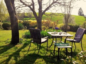 Outdoor dining - Apartment 'Lotte Und Helmut Klanner' with Shared Terrace, Shared Garden and Wi-Fi (Daisendorf)